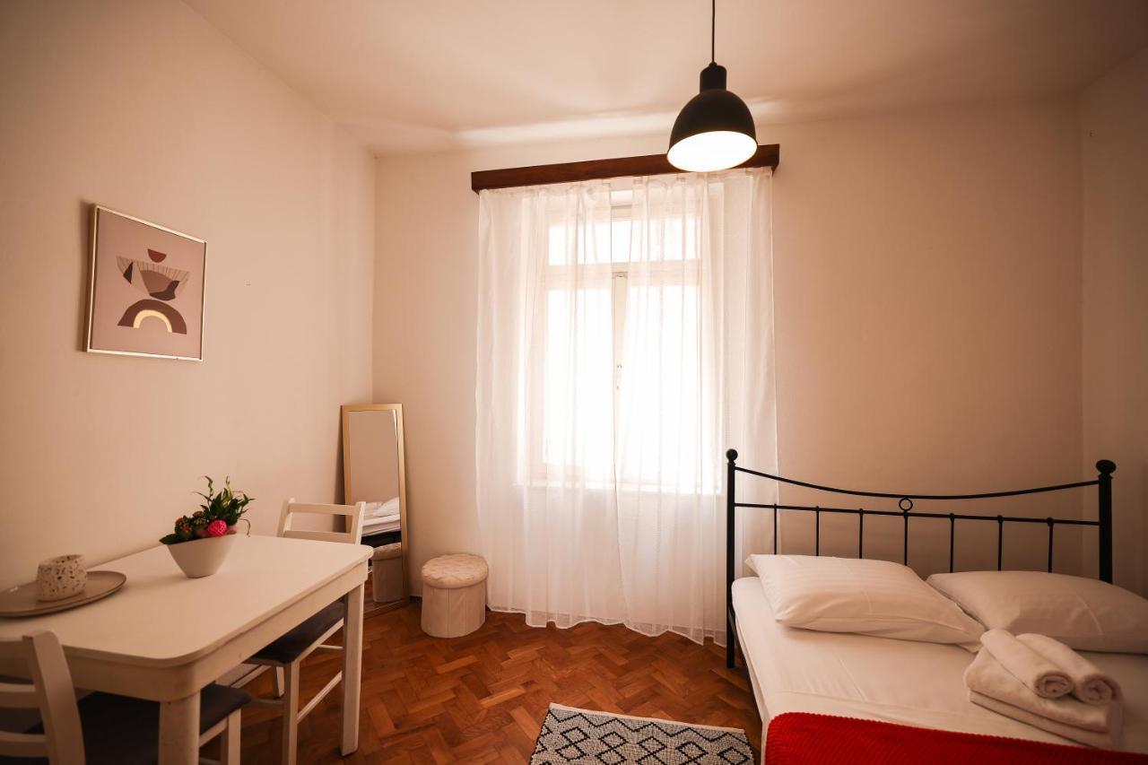 Cozy Studio Apartments In City Centar Stosija Zara Esterno foto