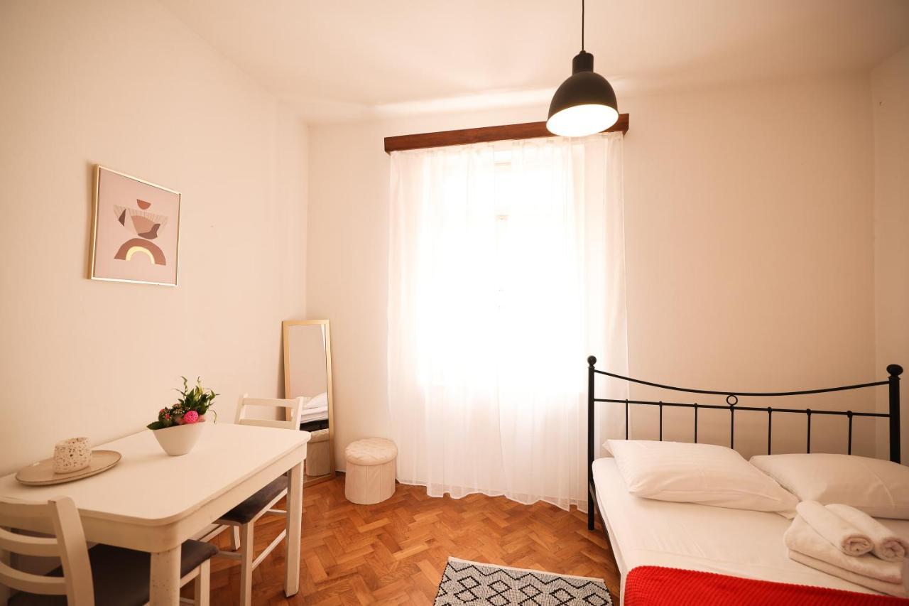 Cozy Studio Apartments In City Centar Stosija Zara Esterno foto
