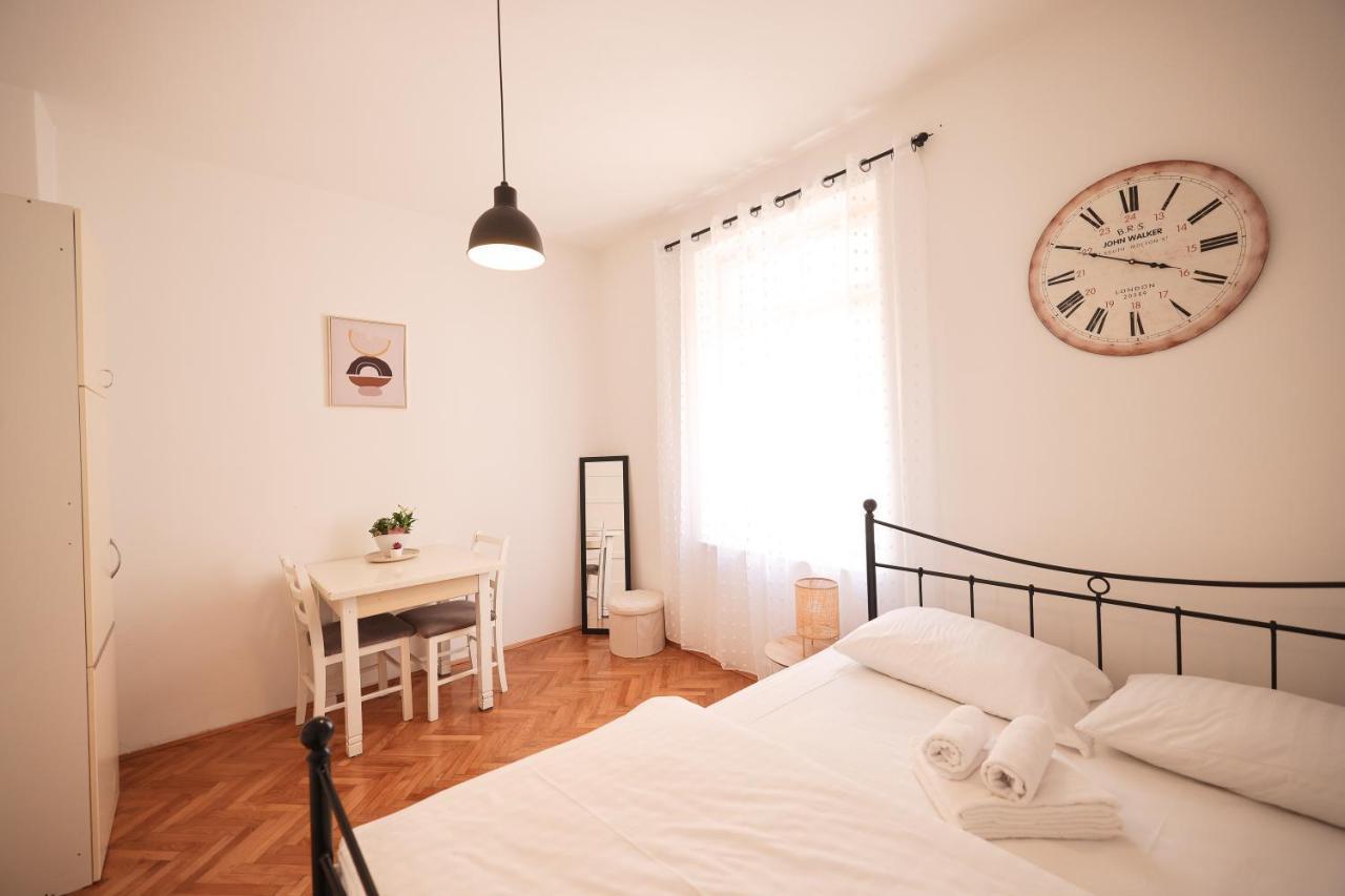 Cozy Studio Apartments In City Centar Stosija Zara Esterno foto